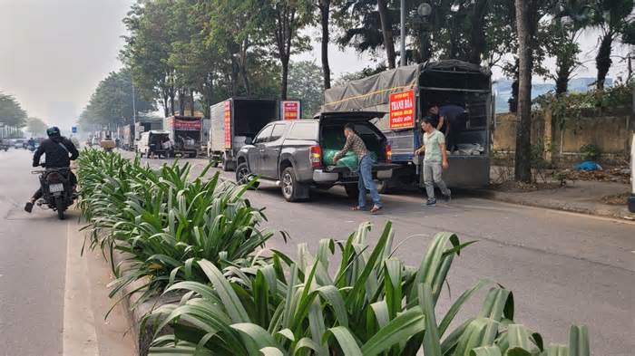 Vì sao đại lộ Chu Văn An biến thành bãi đỗ xe tự phát?