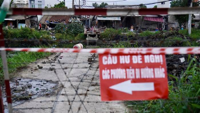 Cận cảnh cầu Lò Đường hàng chục năm tuổi bị sập ở TPHCM