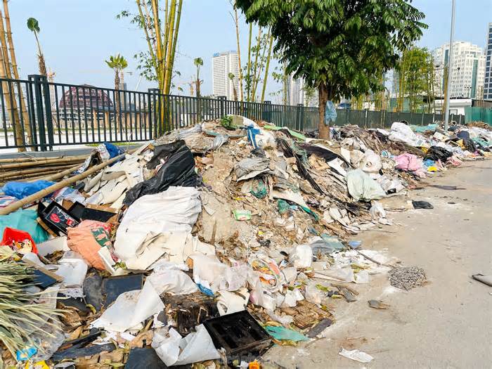 Kinh hoàng rác thải vây kín con đường mới mở ở Hà Nội