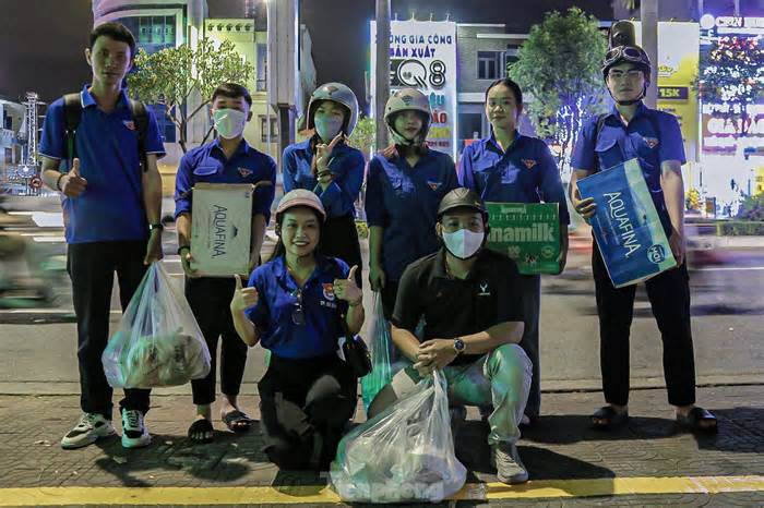 Món quà ấm áp trao tặng người lao động trong đêm ở Đà Nẵng