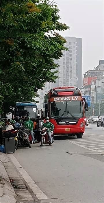 Xe khách lập “bến cóc” gần trụ sở cảnh sát giao thông ở Hà Nội