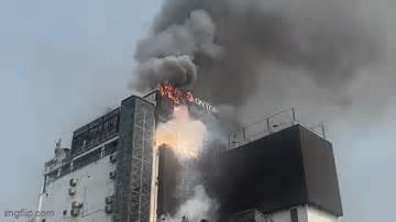 Nổ như pháo hoa trong đám cháy tòa nhà cao tầng ở Hà Nội