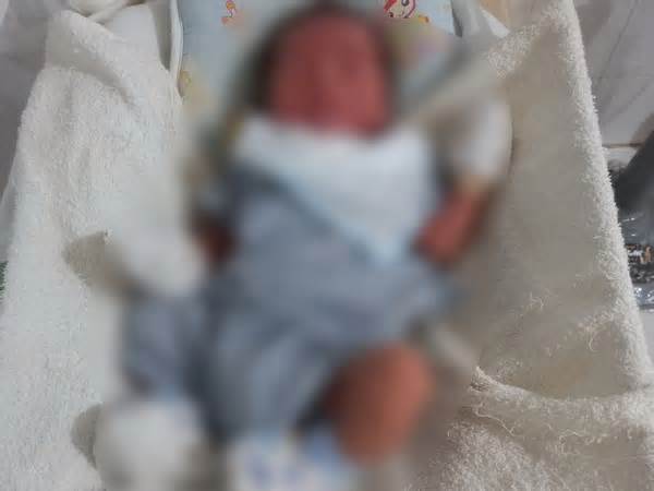 Tây Ninh: Bé trai sơ sinh nặng 2,8 kg bị bỏ rơi ở nghĩa trang
