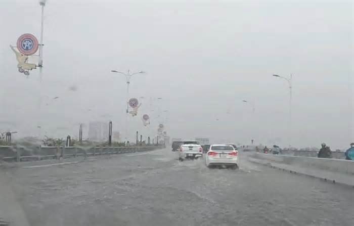 Cầu Vĩnh Tuy 2 cứ mưa lớn là ngập: Hà Nội yêu cầu làm rõ nguyên nhân