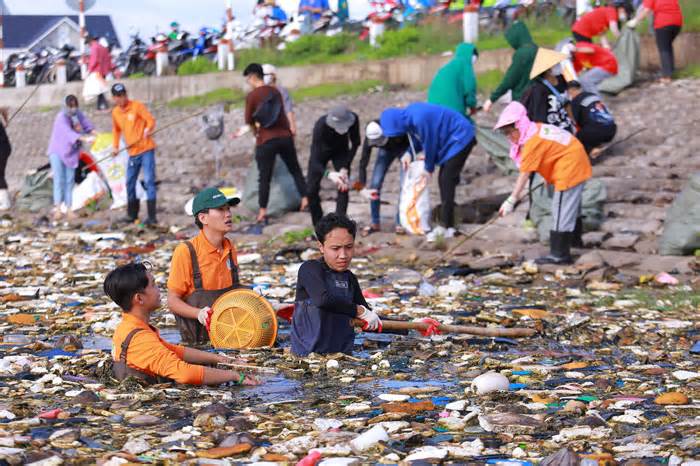 Nhóm bạn trẻ ngâm mình vớt hàng tấn rác bên bờ biển