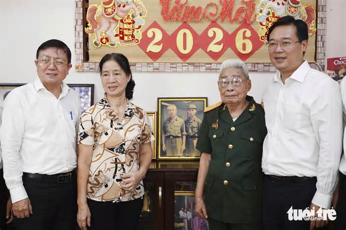 Lãnh đạo TP.HCM thăm, tri ân gia đình chính sách tiêu biểu nhân ngày 27-7