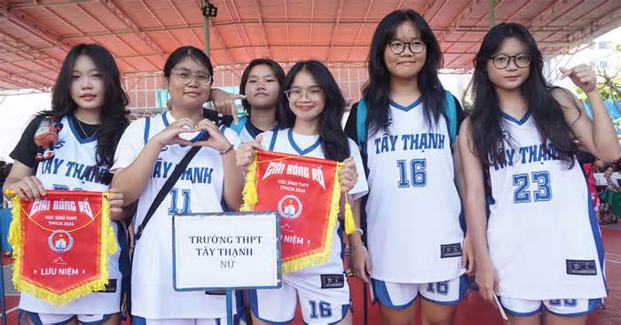 TP.HCM: gần 1.000 học sinh THPT hào hứng thi bóng rổ