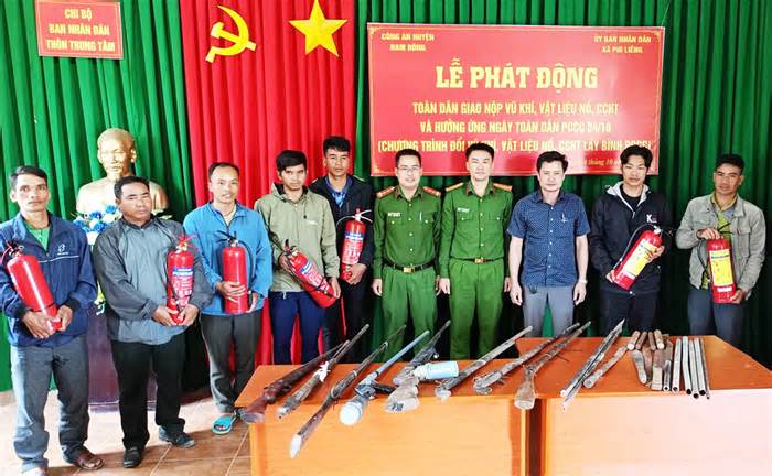 Lâm Đồng: Người dân giao nộp hàng trăm súng tự chế và hơn một nghìn viên đạn