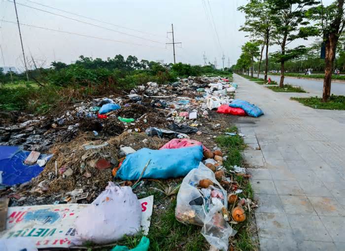 Con đường nghìn tỉ ở Hà Nội trở thành nơi tập kết rác thải