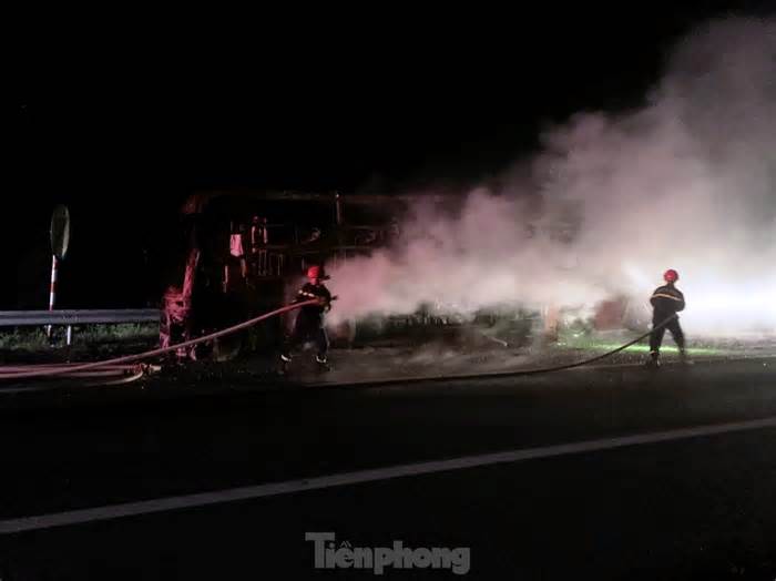 Xe khách chở 29 người cháy trơ khung trên cao tốc La Sơn - Túy Loan