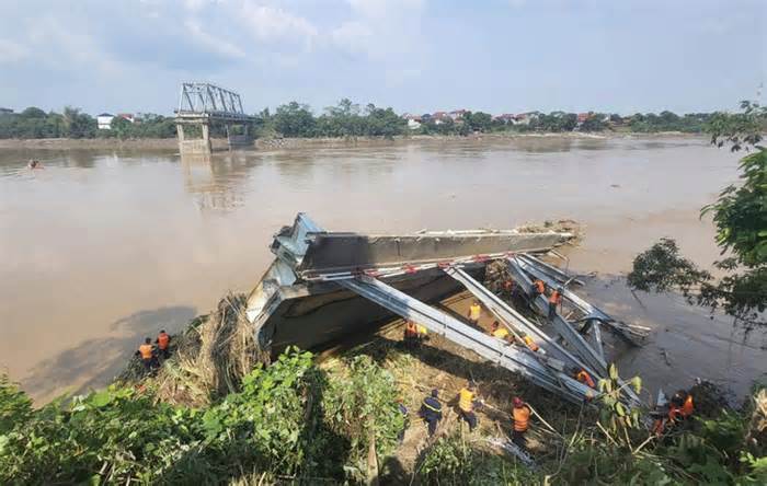 Phát hiện thi thể một phụ nữ trên sông Hồng, xác định là nạn nhân vụ sập cầu Phong Châu