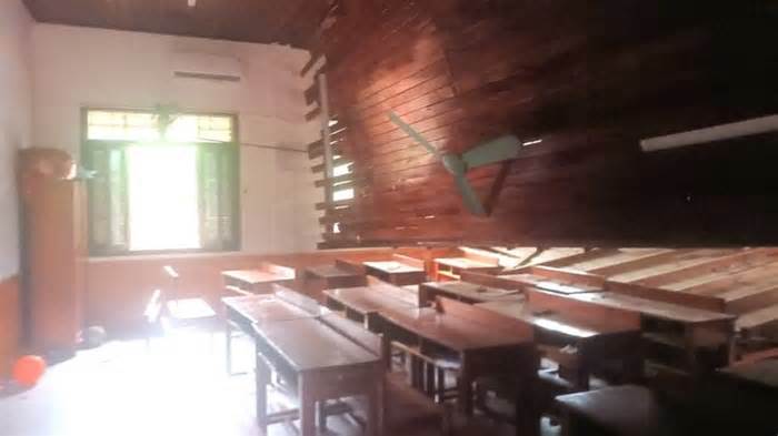Hiện trường sập trần gỗ lớp học ở Nghệ An, 2 học sinh cấp cứu