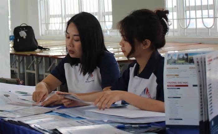 Hướng nghiệp cho hơn 900 học sinh phổ thông ở Hà Nội