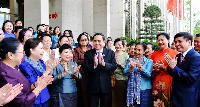 Chủ tịch Quốc hội tiếp Đoàn đại biểu Hội Phụ nữ Campuchia và Lào