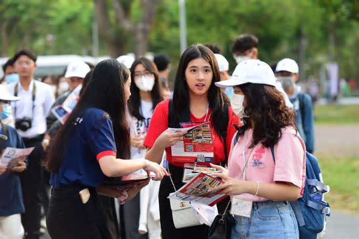 15.000 học trò dự hội tư vấn tuyển sinh - hướng nghiệp, kín sân Trường Đại học Cần Thơ