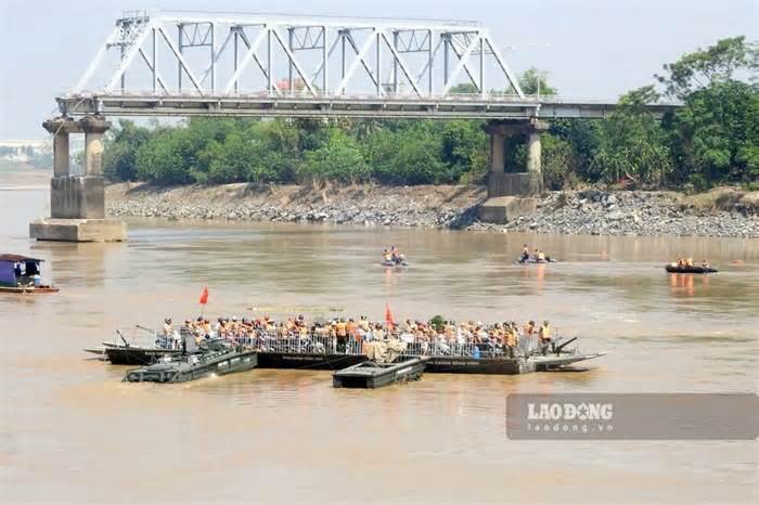 Phà Phong Châu hoạt động hết công suất