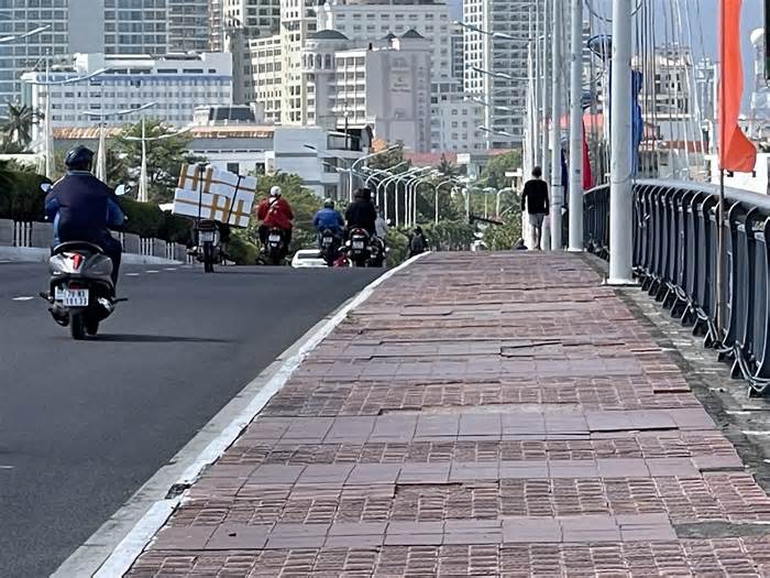Vụ vỉa hè cầu Trần Phú Nha Trang xuống cấp: Cần khắc phục ngay