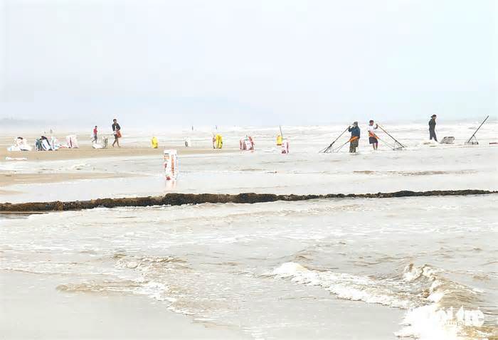 Kiếm tiền triệu mỗi ngày từ nghề cào ốc tép bên bờ biển