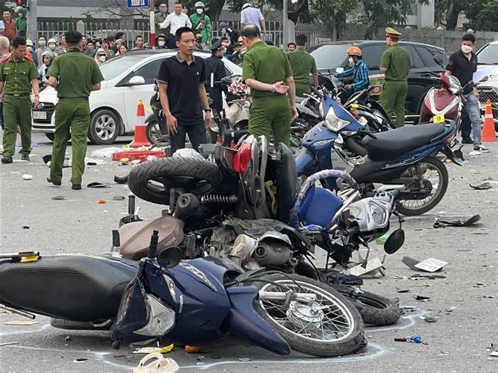 Hà Nội: Ôtô đâm liên hoàn 14 xe máy trên đường Võ Chí Công