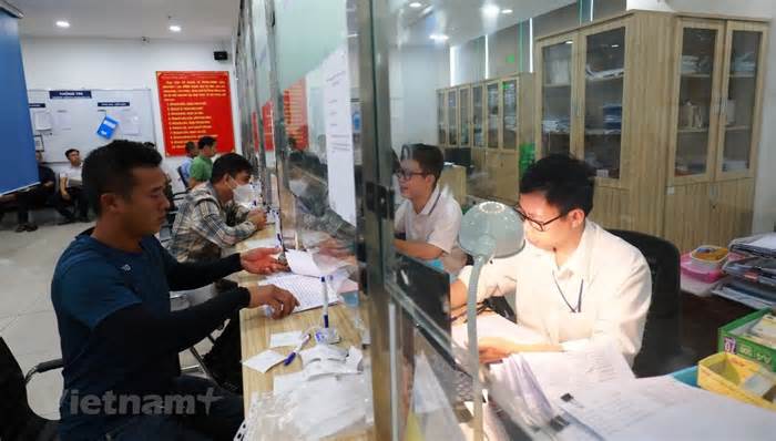 Hà Nội: Quá tải tại địa điểm tiếp nhận hồ sơ cấp, đổi giấy phép lái xe