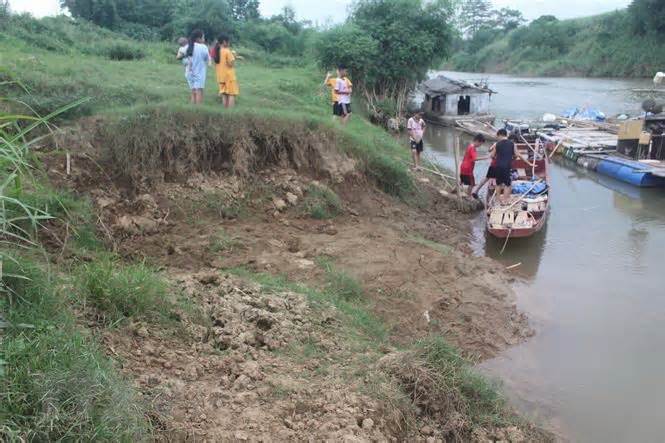 Thanh Hóa: Đê tả sông Bưởi sạt lở nghiêm trọng với chiều dài hơn 1,4km