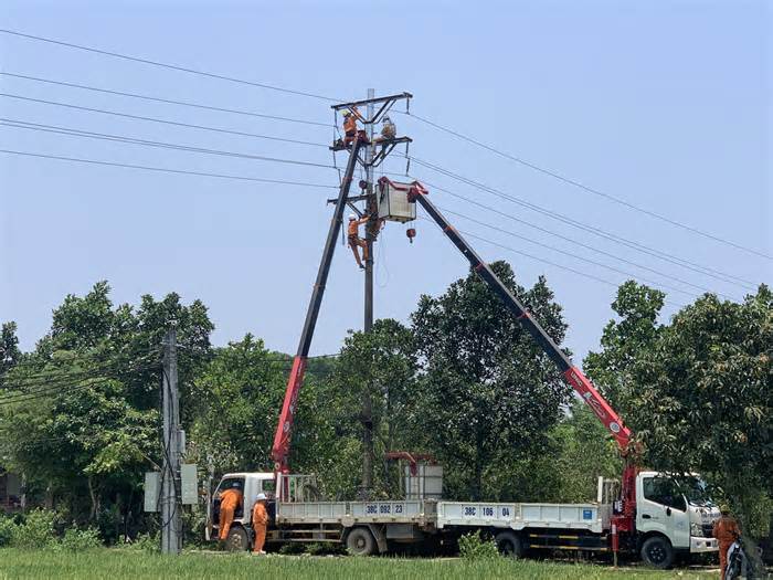 Điện lực Hà Tĩnh thông tin vụ cắt điện giữa nắng nóng đỉnh điểm 42 độ C