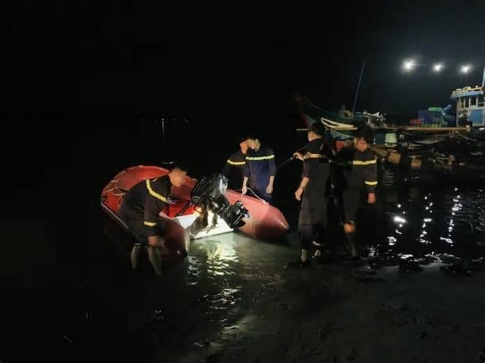 Suốt đêm tìm kiếm 2 vợ chồng đi chài lưới mất tích trên sông ở Quảng Trị