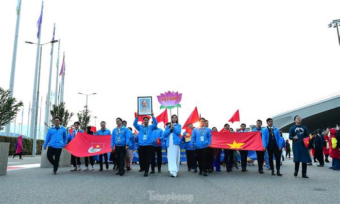 Cờ đỏ sao vàng tung bay ở Liên hoan Thanh niên thế giới 2024