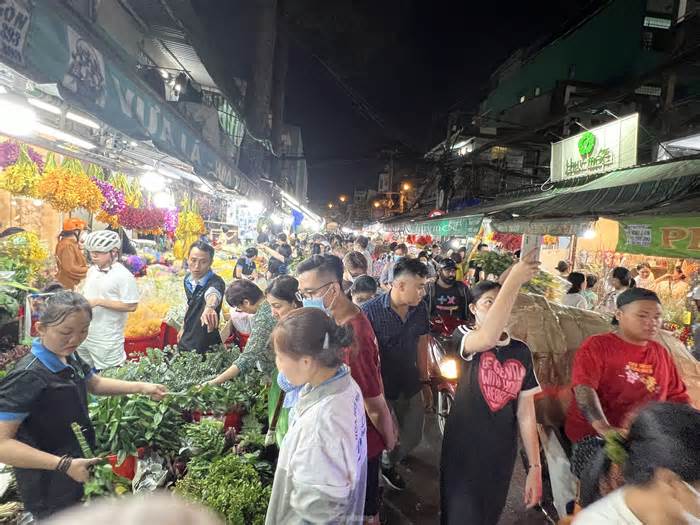Chợ hoa lớn nhất TPHCM đông nghịt rạng sáng 28 Tết