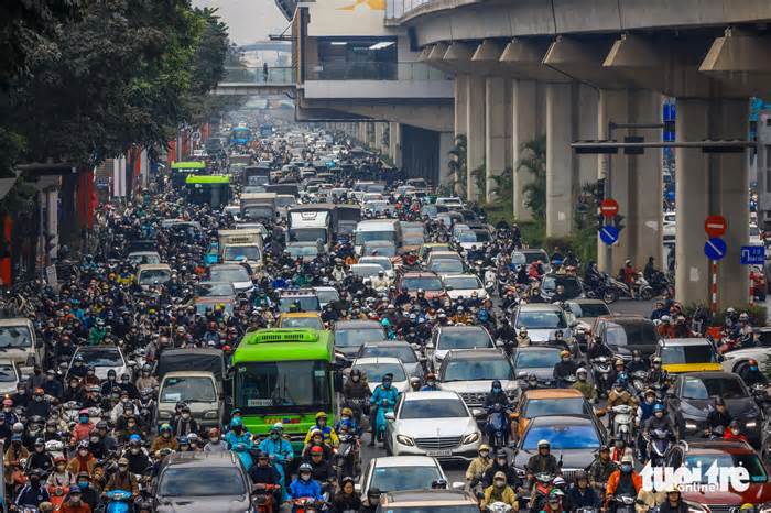 Bụi đường, xe cộ ùn tắc khiến không khí ô nhiễm đến 'ngộp thở'