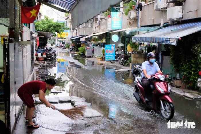 Quận 10 hứa sửa cống thoát nước chung cư Ấn Quang sau phản ánh của Tuổi Trẻ