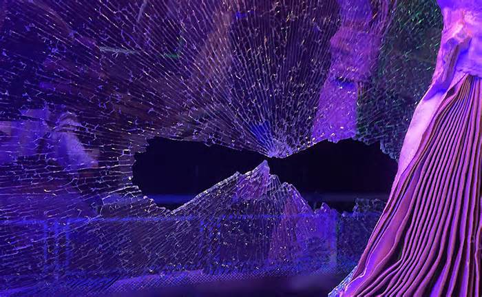 Loạt xe khách nghi bị bắn vỡ kính trên cao tốc Mỹ Thuận - Cần Thơ