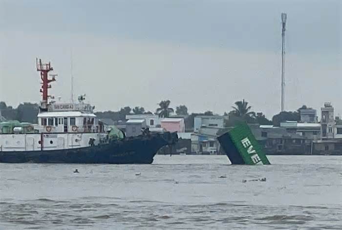 Tàu biển va chạm sà lan, 9 container rơi xuống sông Đồng Nai