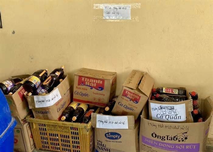Công an Thanh Hóa làm rõ vụ hàng loạt bao bì nước mắm bị vứt bỏ bên đường