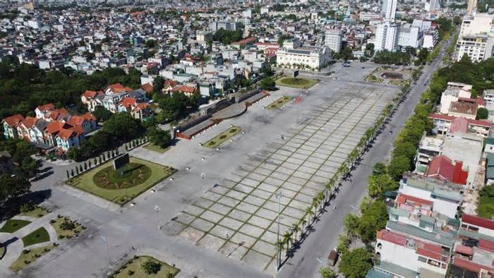 Tiến hành tu sửa quảng trường lớn nhất xứ Thanh sau khi bị nứt vỡ xuống cấp