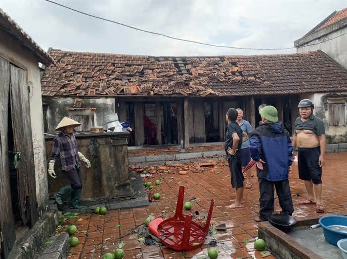 Vòi rồng tốc mái hàng chục ngôi nhà ở Quảng Ninh