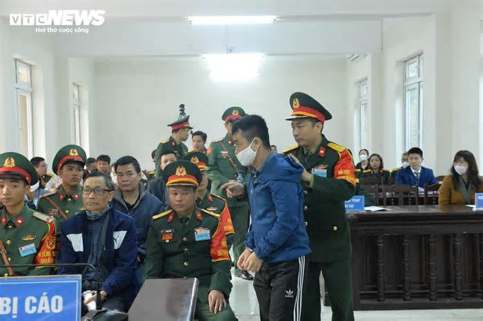 Chủ tịch Việt Á cùng nhóm cựu sĩ quan Học viện Quân y được dẫn giải tới toà