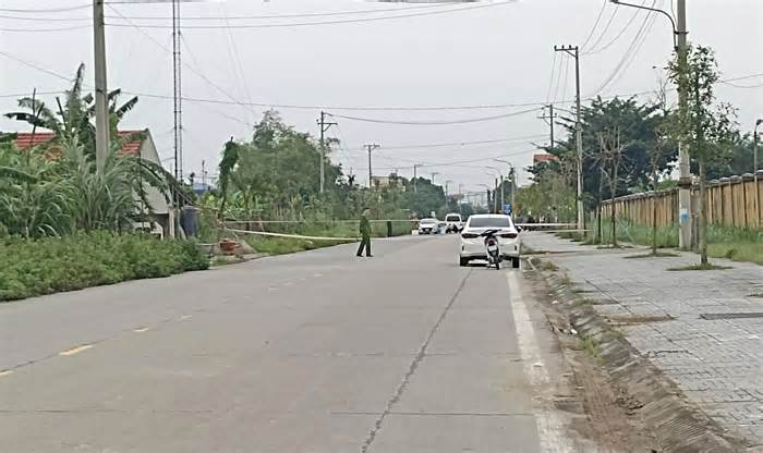 Thi thể bé trai trong túi ở ven đường