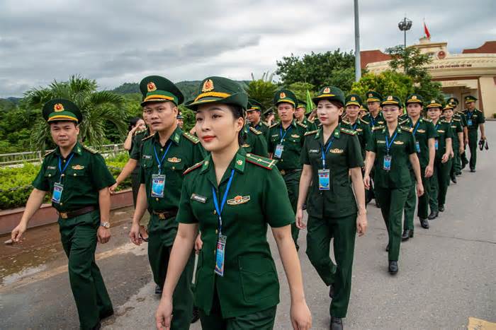 Sĩ quan trẻ Bộ đội Biên phòng Việt Nam - Lào thắm tình đoàn kết