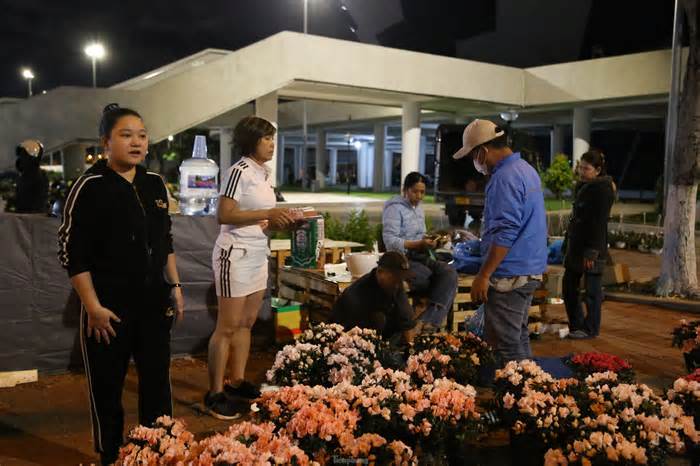 Nữ công nhân 23 năm dọn rác chợ hoa Tết: 'Chỉ mong có năm được về trước Giao thừa'
