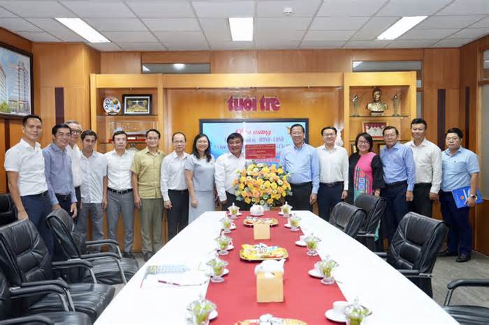 Chủ tịch Phan Văn Mãi thăm Tuổi Trẻ: 'Lễ hội Không tiền mặt phải là sự kiện thường xuyên của TP.HCM'