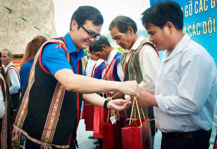 Bí thư thứ nhất Trung ương Đoàn Bùi Quang Huy thăm già làng, trưởng bản tỉnh Kon Tum