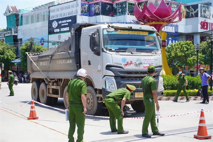 Xe máy va chạm với ô tô tải, nữ dược sĩ tử vong