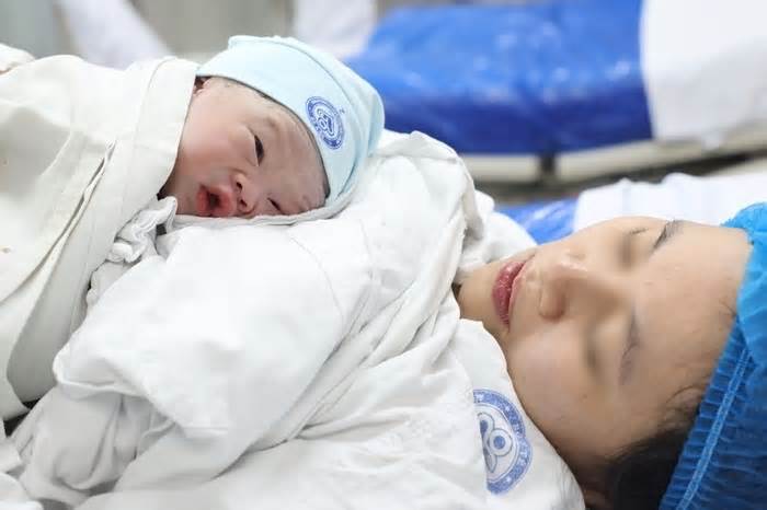 Chồng ép buộc vợ sinh con sẽ bị xử phạt thế nào?