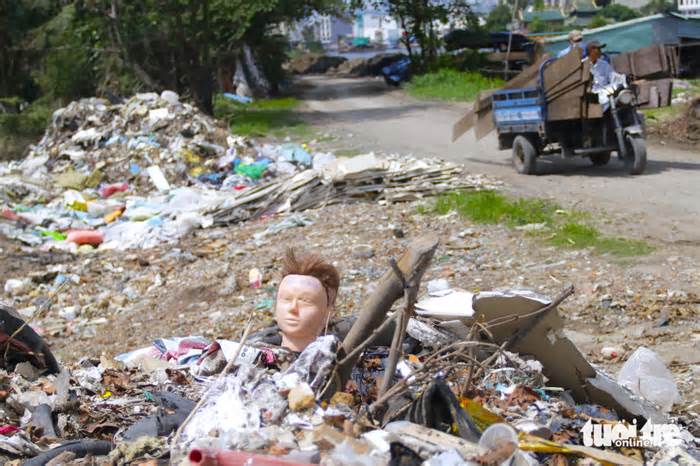 Rác thải, thủy tinh vỡ chất cao cả mét dọc bờ sông Vàm Thuật, TP.HCM