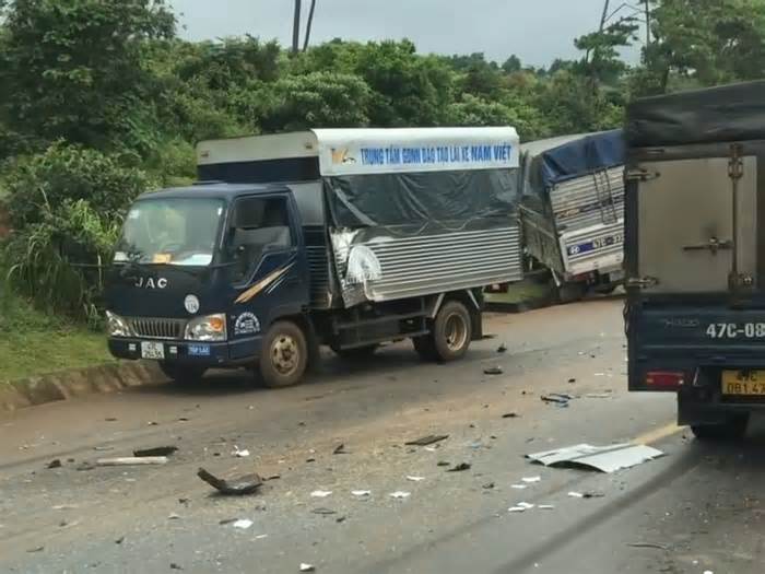 Bốn xe tải va chạm liên hoàn trên quốc lộ, nhiều người bị thương