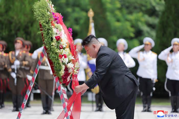 Ông Kim Jong Un đặt vòng hoa tại nghĩa trang quân tình nguyện Trung Quốc