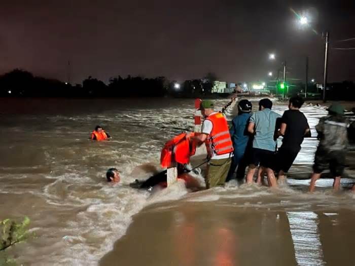 Bình Định: Đi qua bờ tràn, cô gái trẻ bị nước lũ cuốn trôi