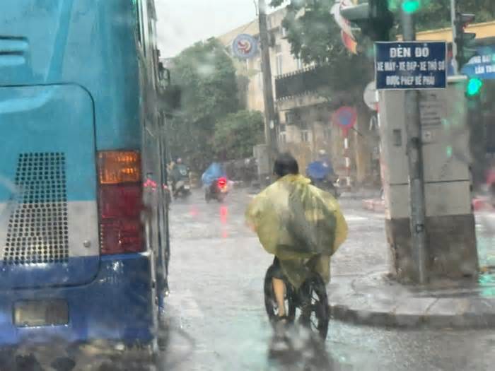 Một số trường học tại Hà Nội thông báo phụ huynh đón con đầu giờ chiều