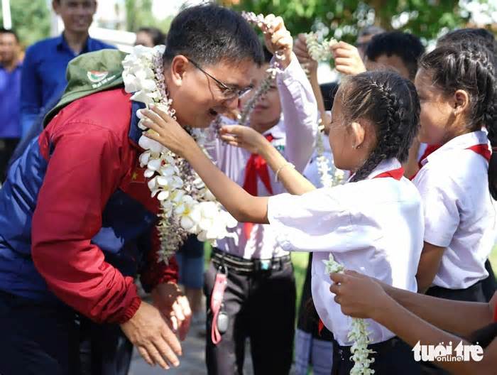 Chiến sĩ tình nguyện hè TP.HCM vẽ phòng học, làm sân chơi cho trẻ em Lào